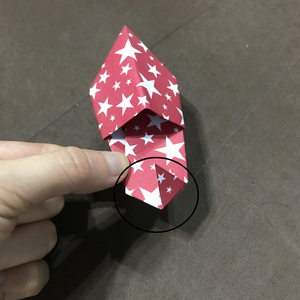 下层纸向上折出三角形,上层纸向下折出三角形.