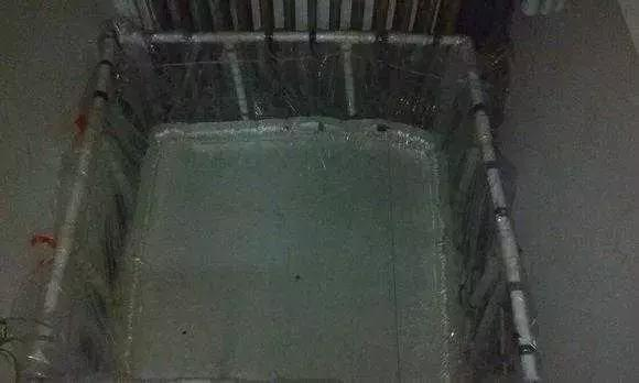 老公用废弃pvc水管在阳台做了一个鱼池,好棒!