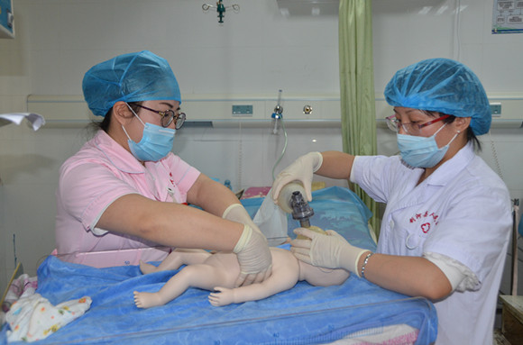 剑河县人民医院举行新生儿窒息复苏应急演练
