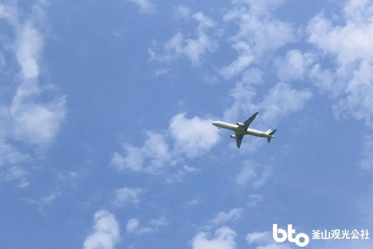 对了,这个地方因为离金海很近,所以能经常看见飞机就从头顶上飞过去.