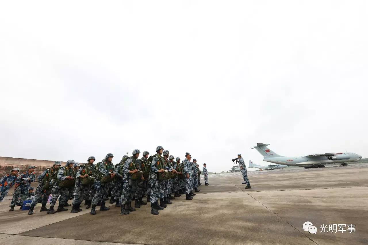 腾空越障 空降兵某旅锤炼集群空降作战能力