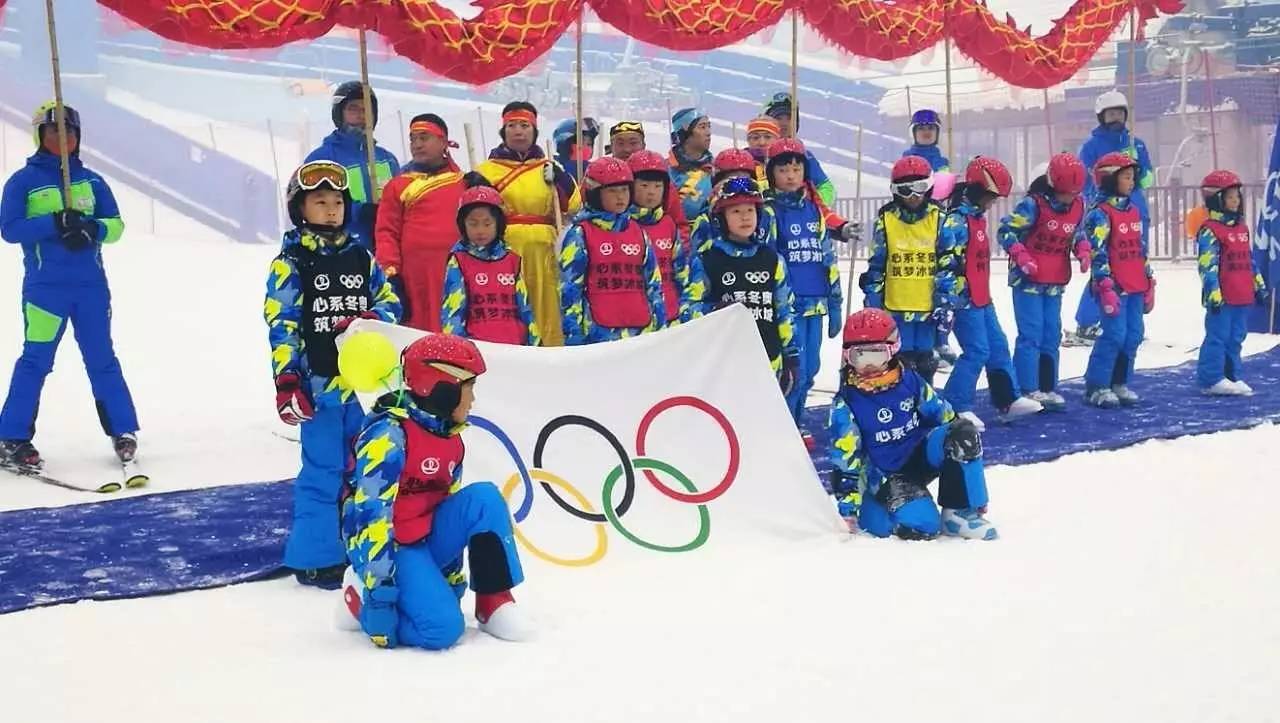 topkids参加全球最大室内滑雪场万达室内滑雪场开业表演