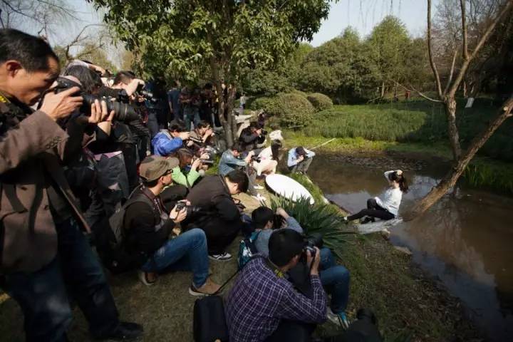 2013年 月 日,杭州临安仙人瀑,一群摄影人正在拍摄水中的古装模特