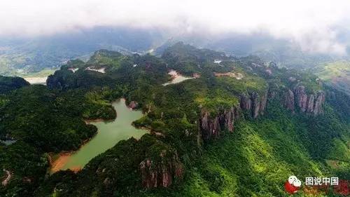 浙江仙居方岩,因远观方型而得名,为括苍余脉,属火山流纹岩地貌;它平地