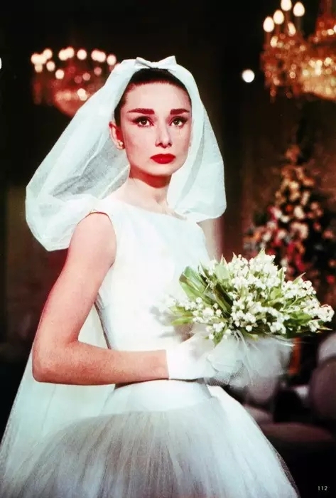 1956奥黛丽·赫本(audreyhepburn)   身着givenchy,手捧铃兰花