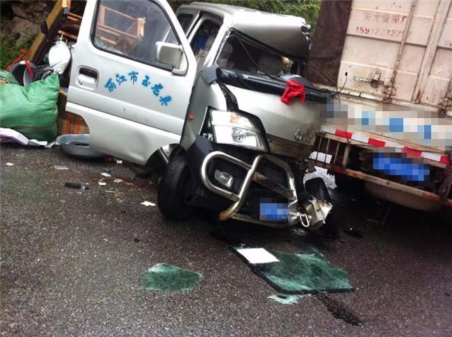 今日上午 龙山坡路段发生惨烈车祸