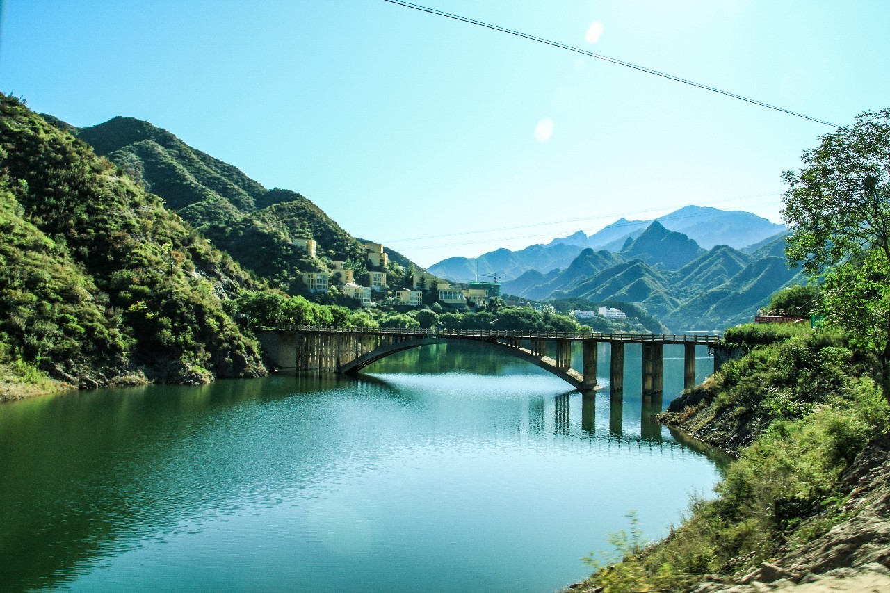 "农夫山泉兴隆县生产基地项目占地300亩,一期建成投入试生产后,每