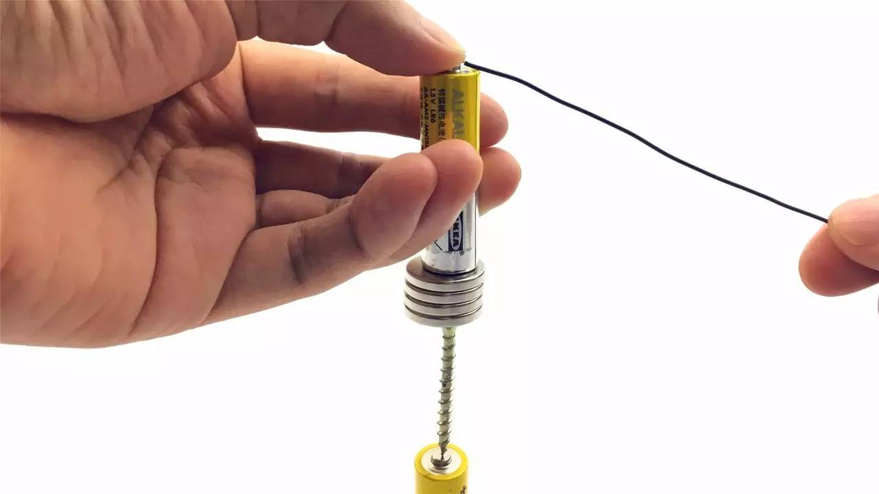魔力科学小实验磁铁电池这样组合即可做个电动机