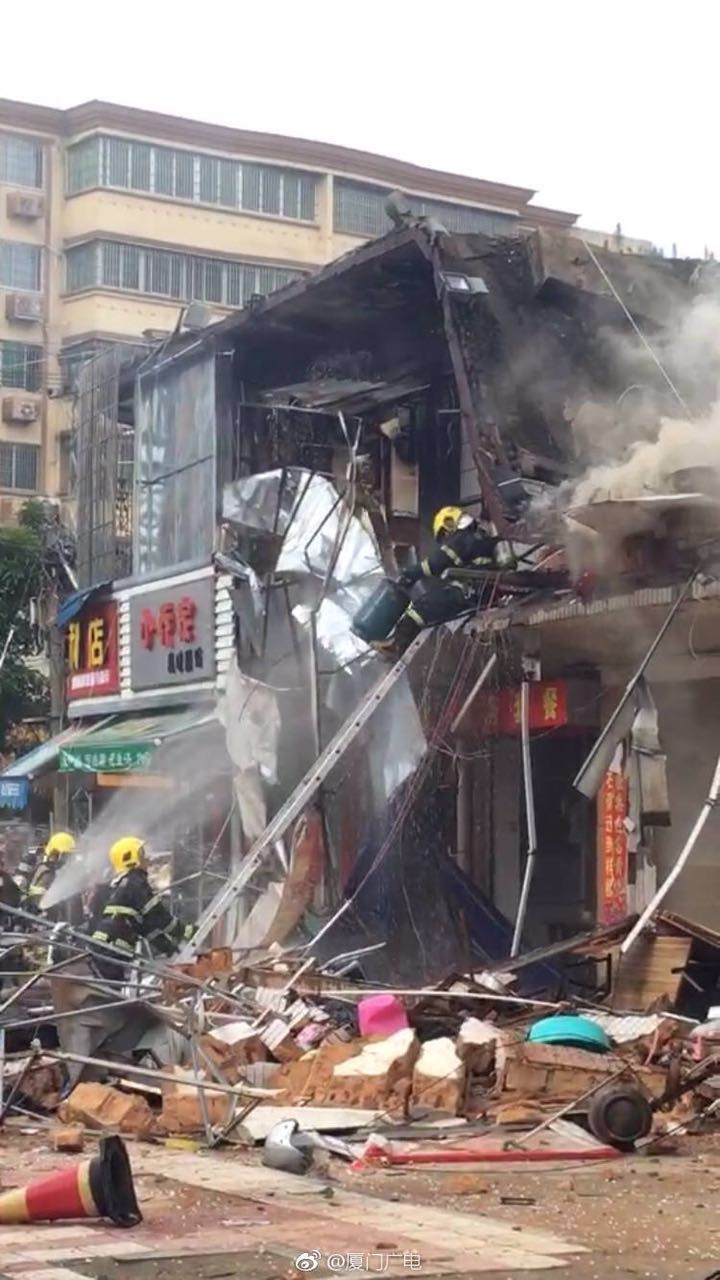 视频惊人:厦门同安餐饮店爆炸2死3伤!楼房瞬间倒塌,火光扑倒路人