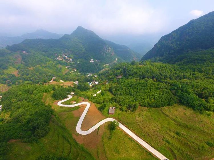 探秘旬阳毛公山,山脚梯田古村落,山顶大片草甸