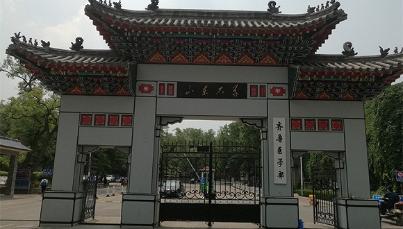 山东大学齐鲁医学部大门. 摄影:李超