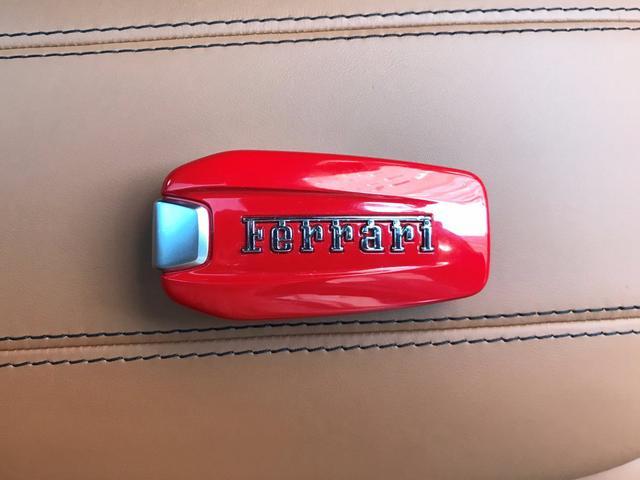 新款法拉利当然,只有一些的老款的法拉利车型才会配备这款车钥匙,比如