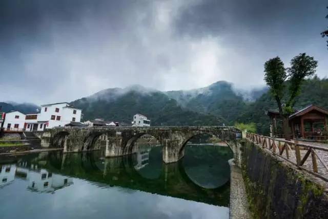 村东面的黄堂演山,登高望远,令人心旷神怡,上河村美丽的风景尽收眼底