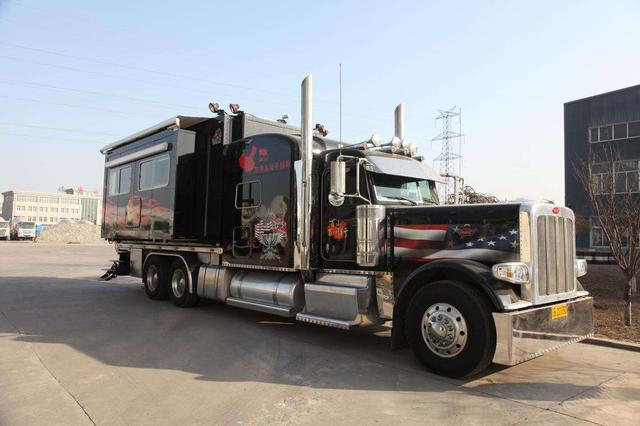 没错,就是peterbilt(彼得比尔特)389型重卡牵引车,她是由美国