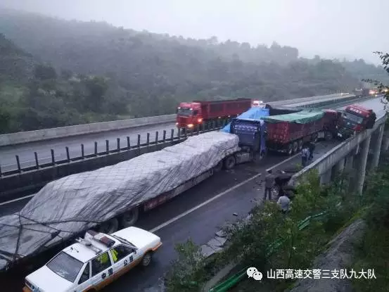 我大队民警迅速出警,飞速赶往事故现场,并第一时间将紫金山隧道,宝塔