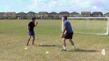 【教练角】足球技术:移动中传接球练习——"螃蟹步"