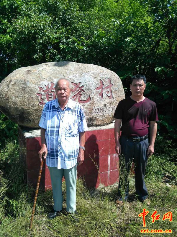 符莹(左)与道尧村村长刘家仁在村碑留影.