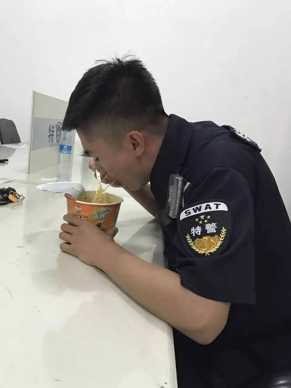 警察蜀黍的深夜食堂:那些年我们吃过的泡面