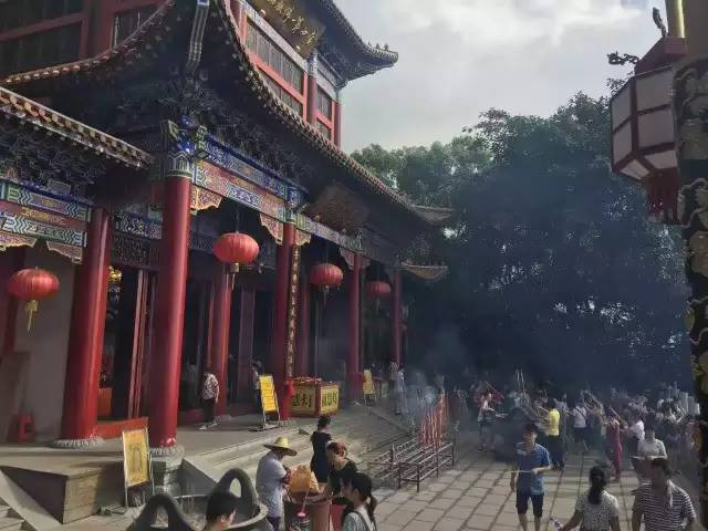 观 音 岩 桂平西山灯火阑珊,人影幢幢 信徒游客等可以一起云集到景区