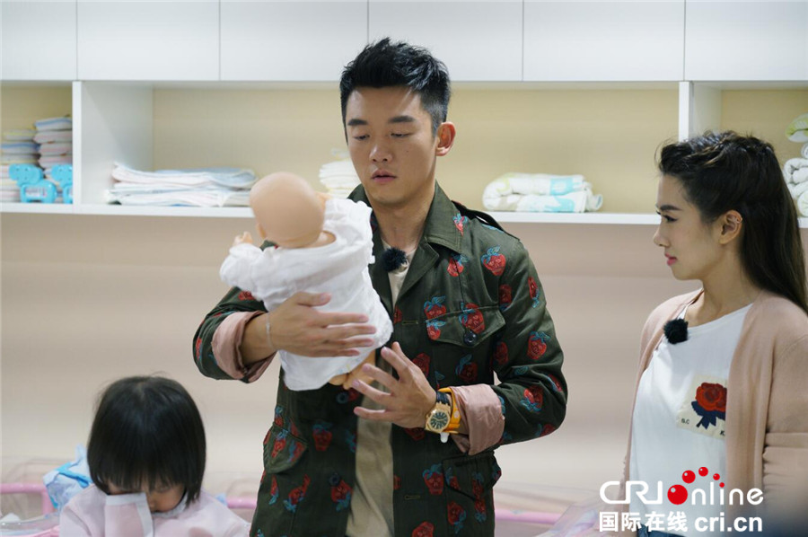 郑恺和程晓玥要跟孩子们一起学习如何照顾婴儿宝宝