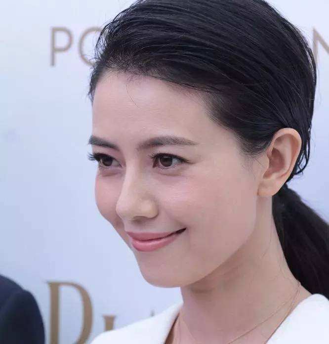 杨幂、baby眼纹严重程度十级，而这个40年不笑的妹子一条纹都没有!