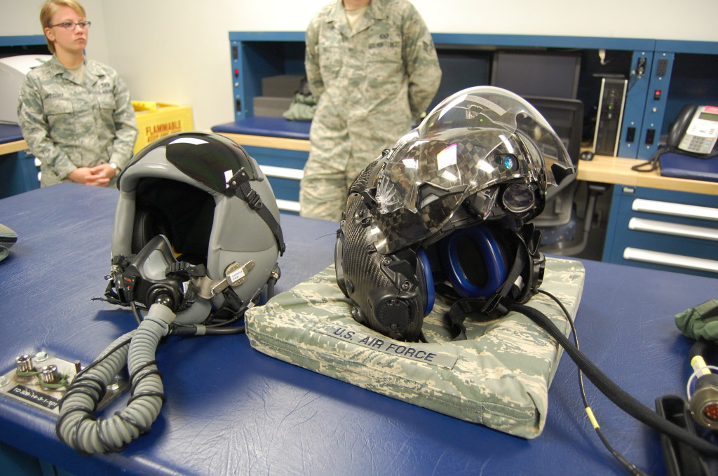 最先进战机头盔单价40万美元驾驶f35戴上它f35跟透明的没什么区别