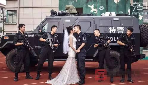 真是江山代有人才出~ 6月17日,九江一组特警结婚照在朋友圈转发:新郎