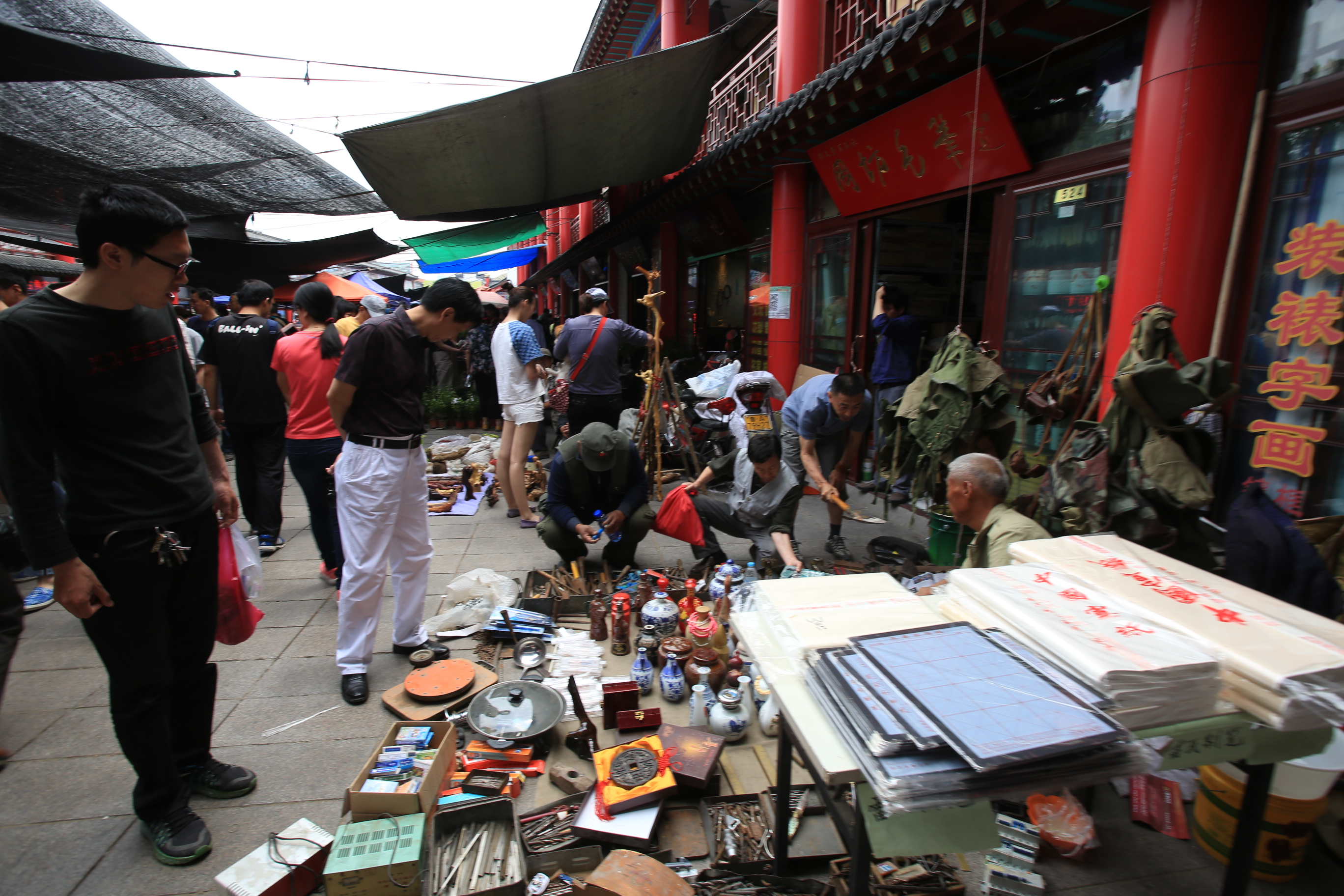 英雄山文化市场,作为全国四大文化市场之一,它和北京潘家园,琉璃厂