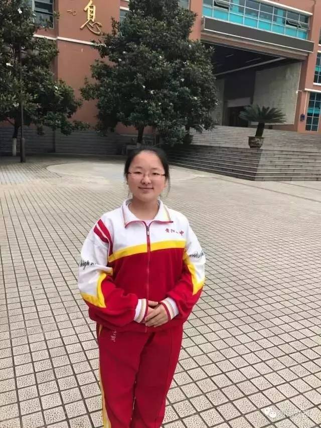 李旭杨:贵阳一中.校服,眼镜,乖乖的样子,典型学霸标准