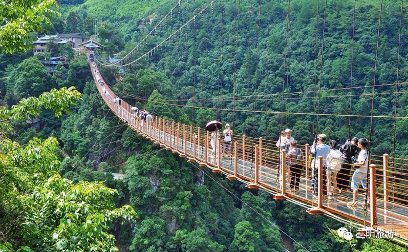 三明这座玻璃桥位于尤溪县4a级景区"侠天下"景区,横跨高山峡谷,距桥