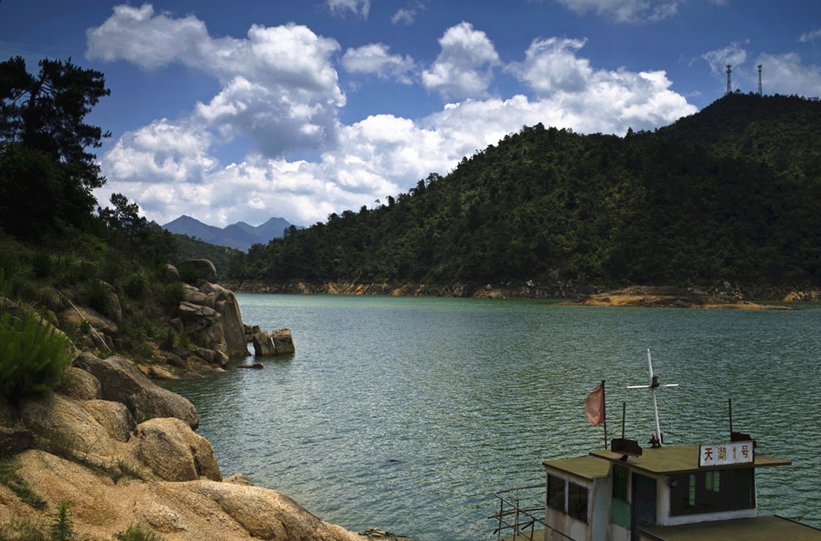 潭岭天湖沿岸和湖中的小岛都种满了水晶梨树