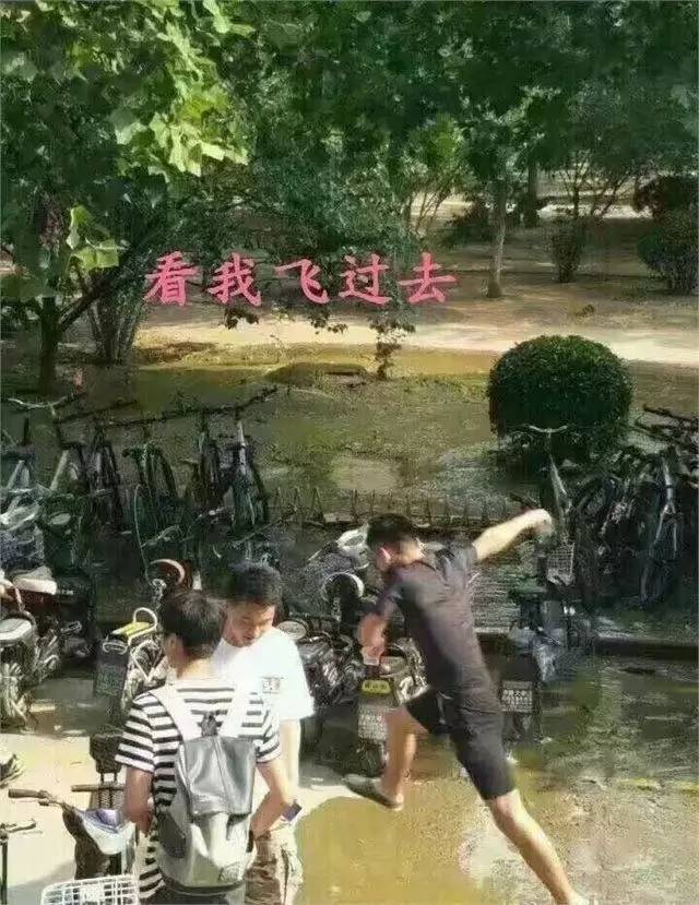 学校粪坑炸了,同学们的内心都是奔溃的哈哈哈哈哈