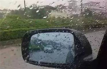 【微知识】雨天开车时,车窗玻璃看不清?老司机一招解决