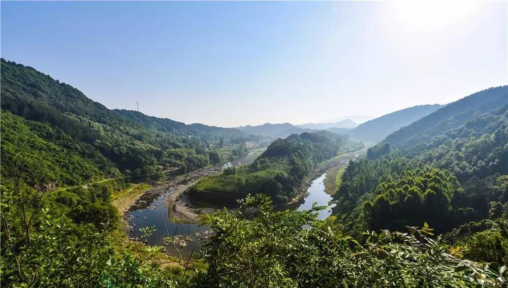 袁岭村位于古碑镇西部,总人口3500多人,因百分之七十的人姓袁,故名袁