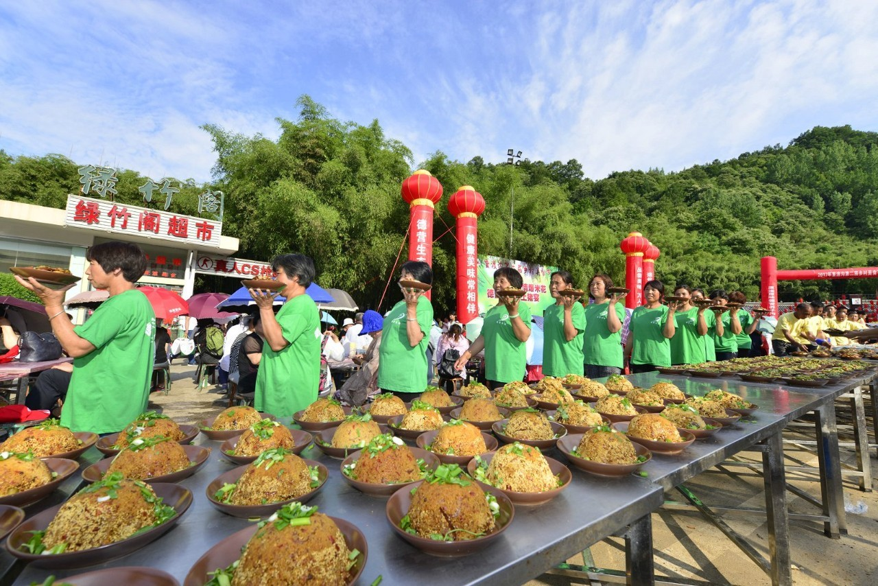 豫西山沟中的乡村宴会厅