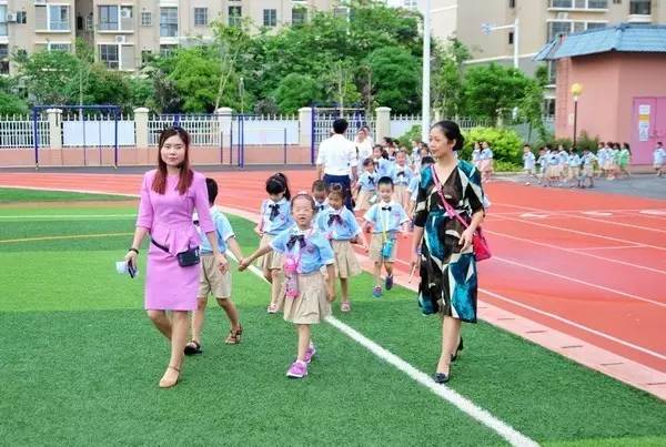 青秀区盘龙幼儿园小朋友走进玉兰路小学 提前"体验"小学生活