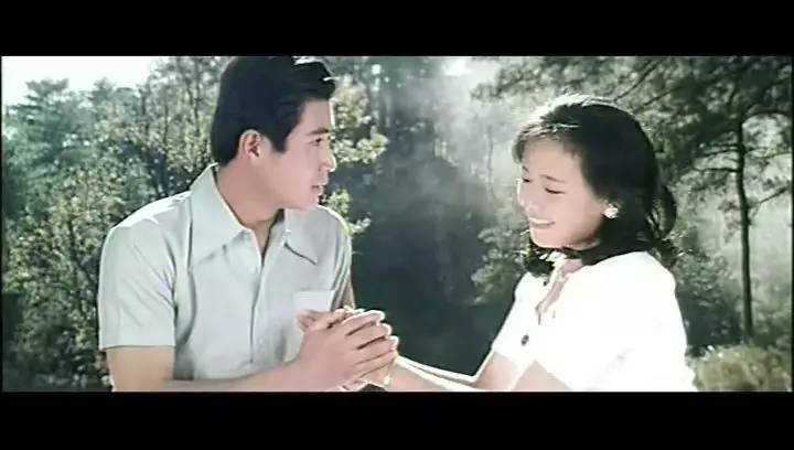 家喻户晓的《庐山恋》是1980年上海电影制片厂出品,由黄祖模执导,张瑜