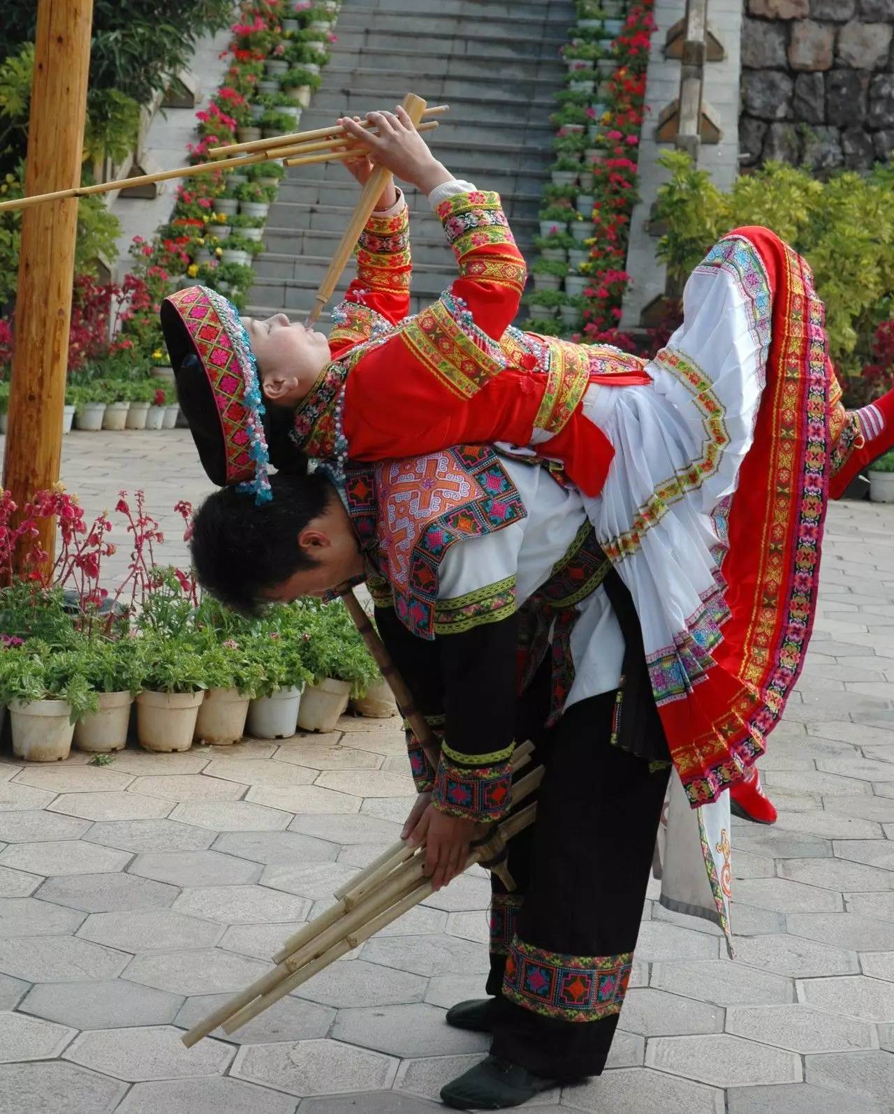 花山节,苗族长老带领自己的同胞在花杆下进行祭拜"花杆仪式",保佑倒爬