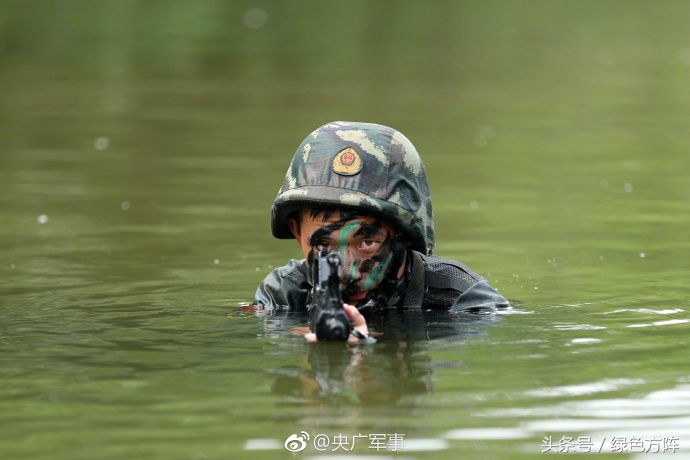 兵哥"湿身"看过来!