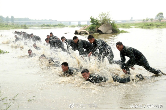 兵哥"湿身"看过来!