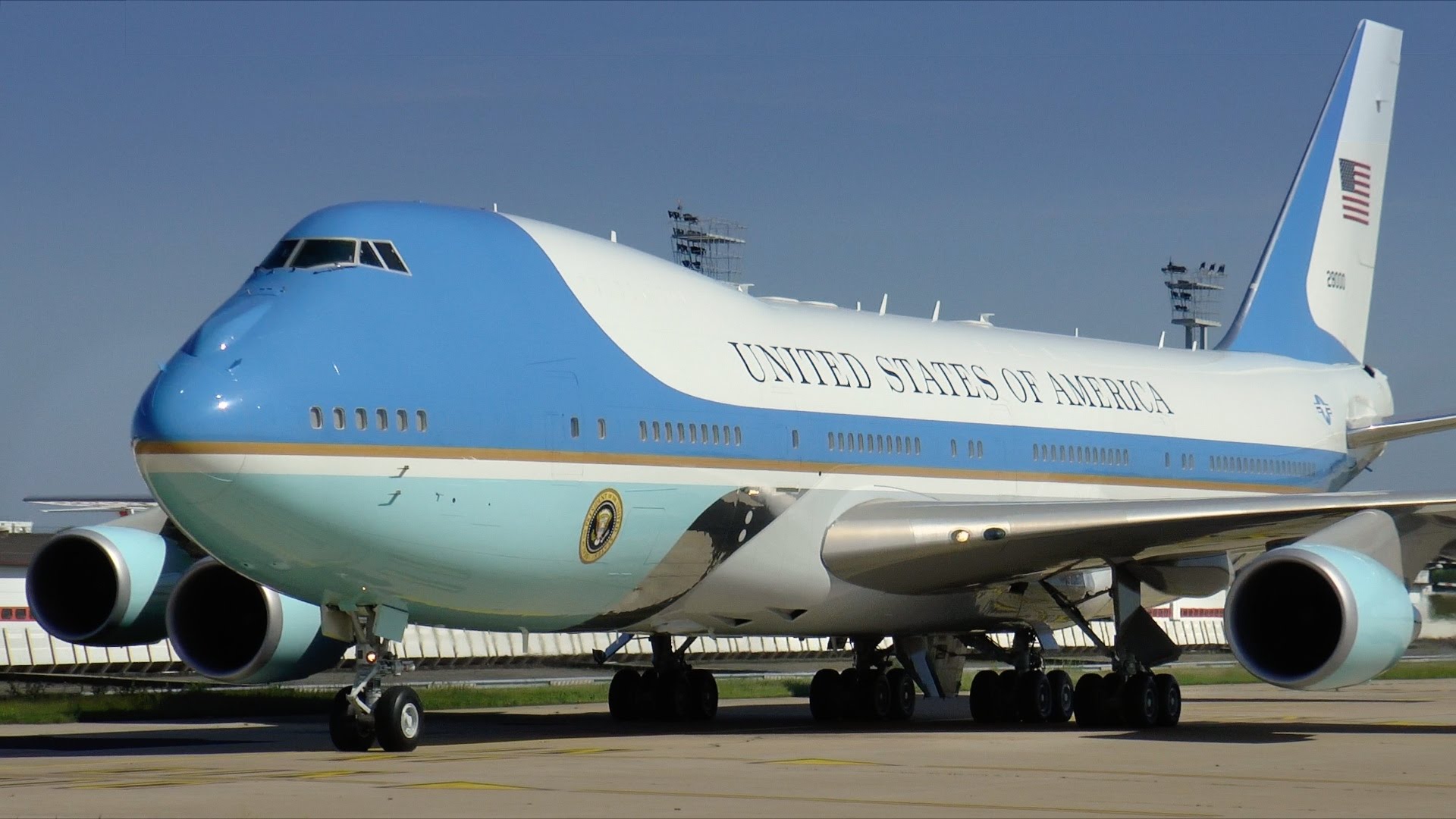 美总统""末日客机""，能承受核爆、小行星撞击，数天飞行无需加油，不是空军一号