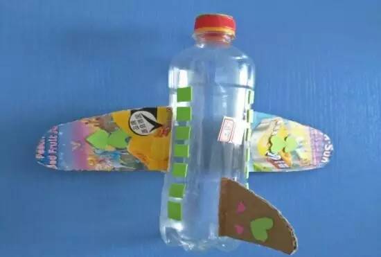 教育 正文  矿泉水瓶做成的飞机 家长和孩子们充分利用生活中的自然