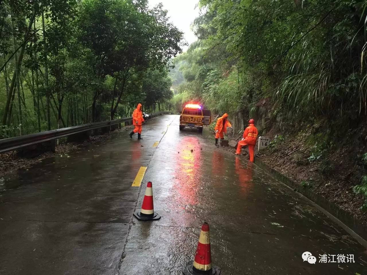 暴雨袭来 多条山区道路多处塌方