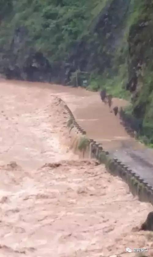 盐津马岭岩路段洪水漫上公路造成道路中断实行临时交通管制