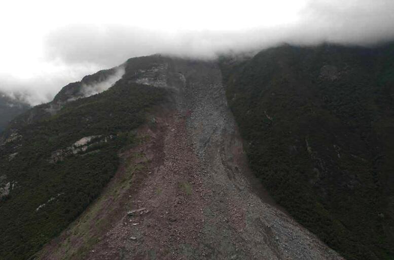 航拍四川茂县叠溪镇山体垮塌现场图