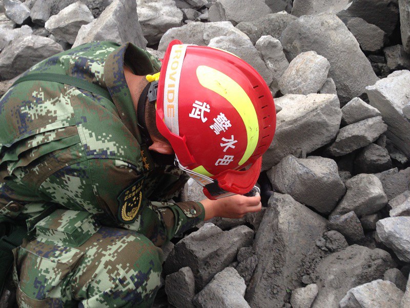 武警水电部队主战装备进入四川茂县山体高位垮塌现场