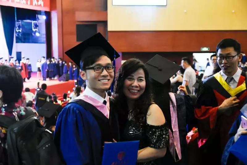 2、唐山大学毕业证封面是什么颜色的：本科毕业证封面是什么材质和颜色的？ 