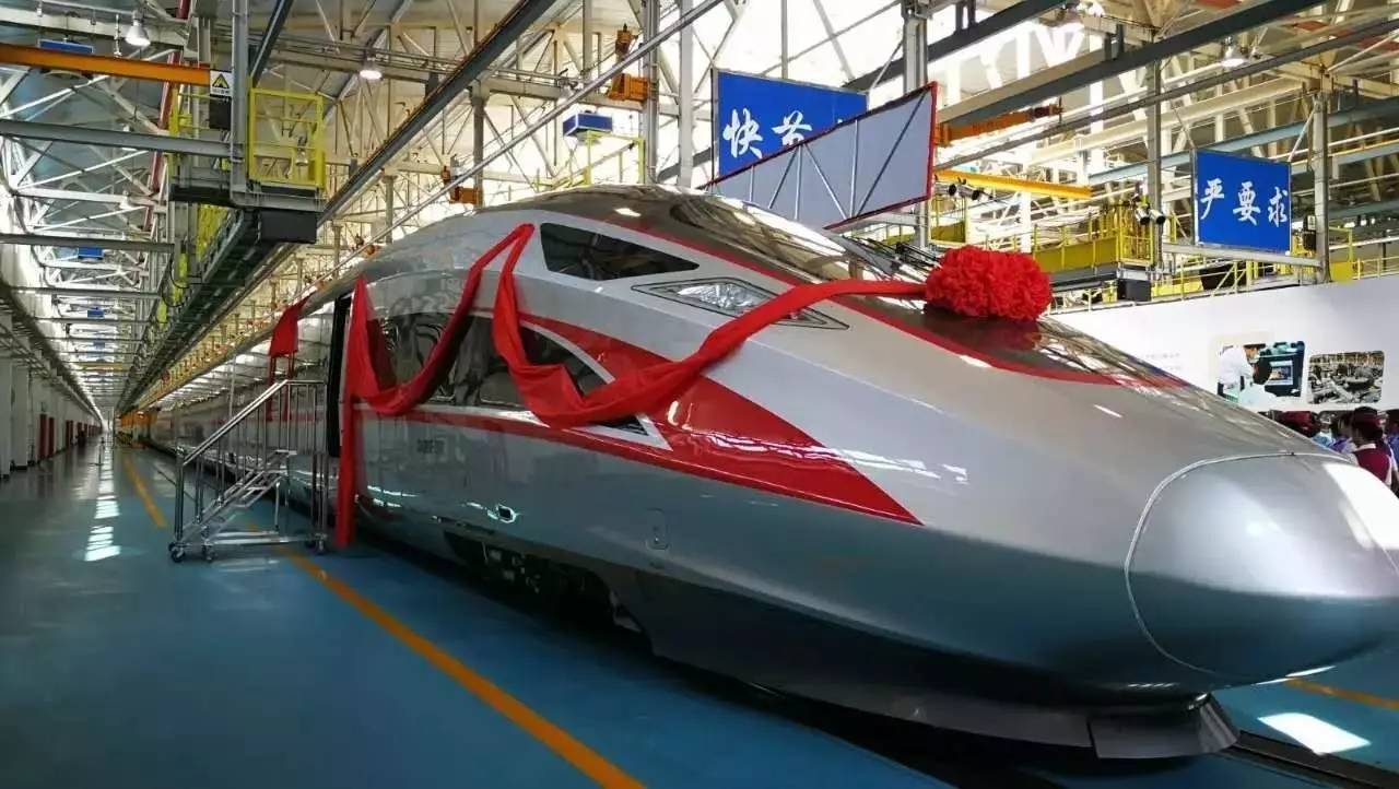 酷帅"复兴号"中国最新版动车首发京沪高铁!时速竟可达400公里!