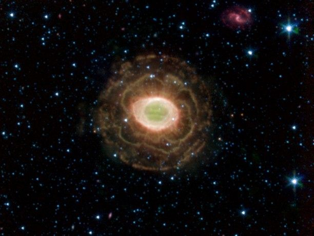 很出名的环状星云(ring nebula(aka m57 过去的印象皆是从地球上