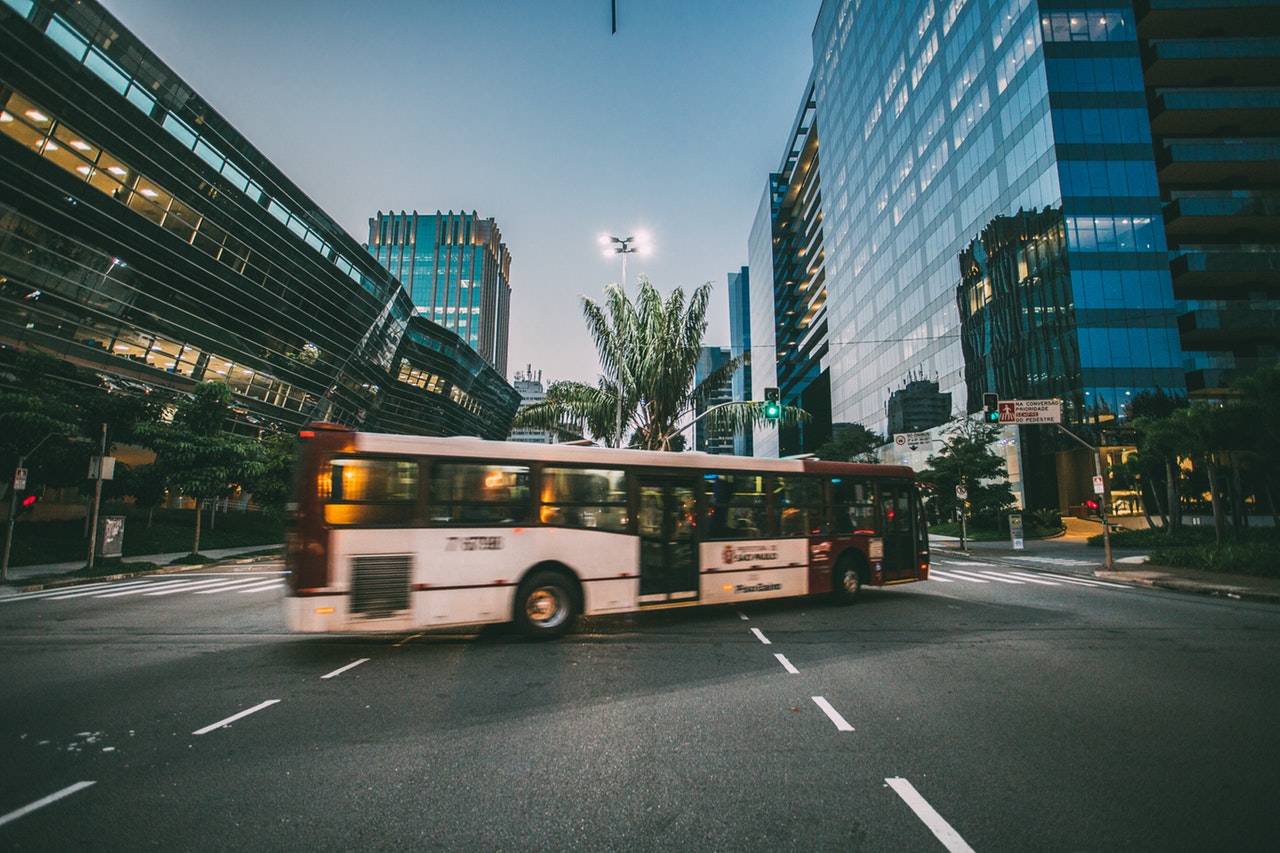 每次在过马路时,当然指的是绿灯,只要遇到南京的公交车,他们基本上会